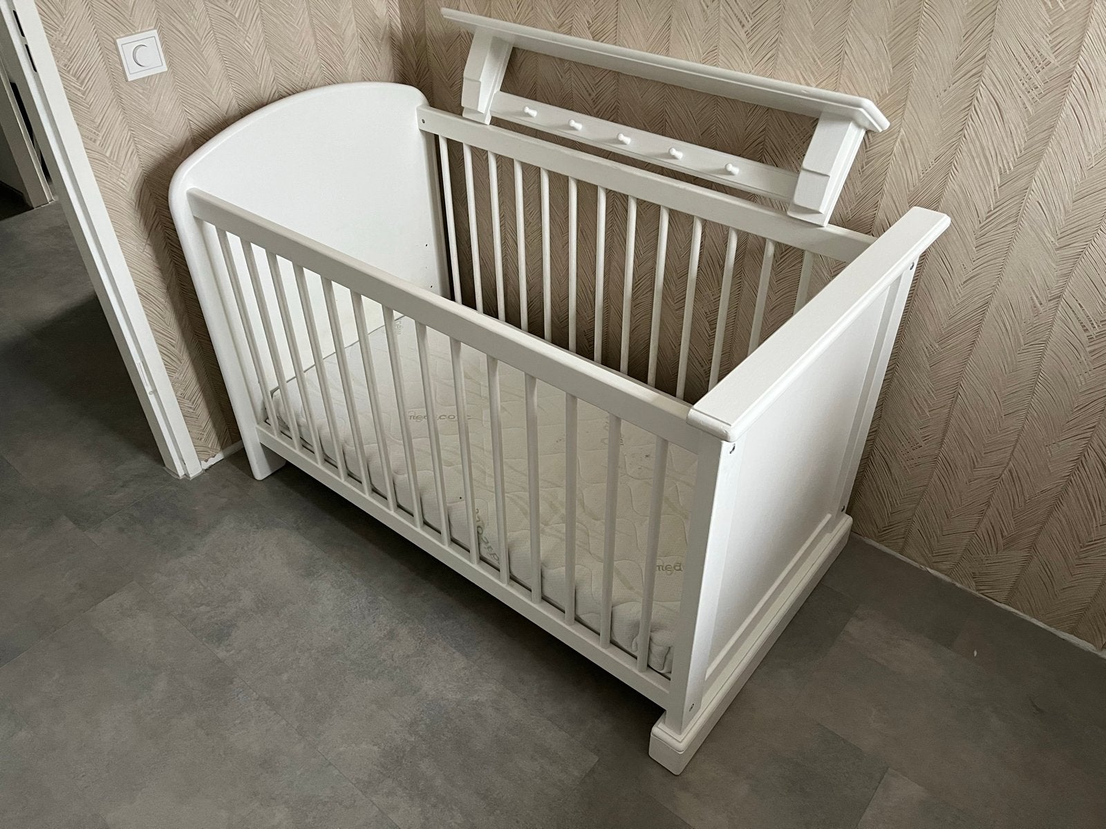 Alta babykamer set: ledikant, commode, kledingkast & kapstok, Ophalen, Zo goed als nieuw, Jongetje of Meisje