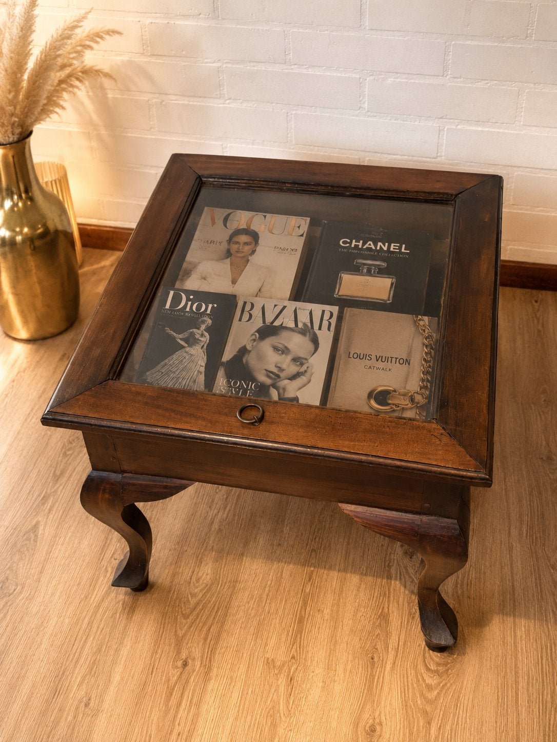 Vintage houten display bijzettafel met glazen blad, Ophalen, 50 – 75, Gebruikt, Vierkant
