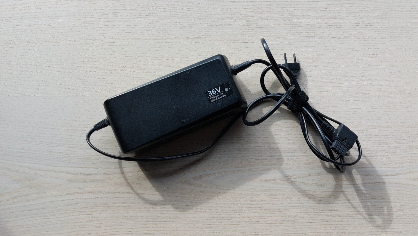 Gazelle 36V Oplader (Model NKJ066M), Gebruikt