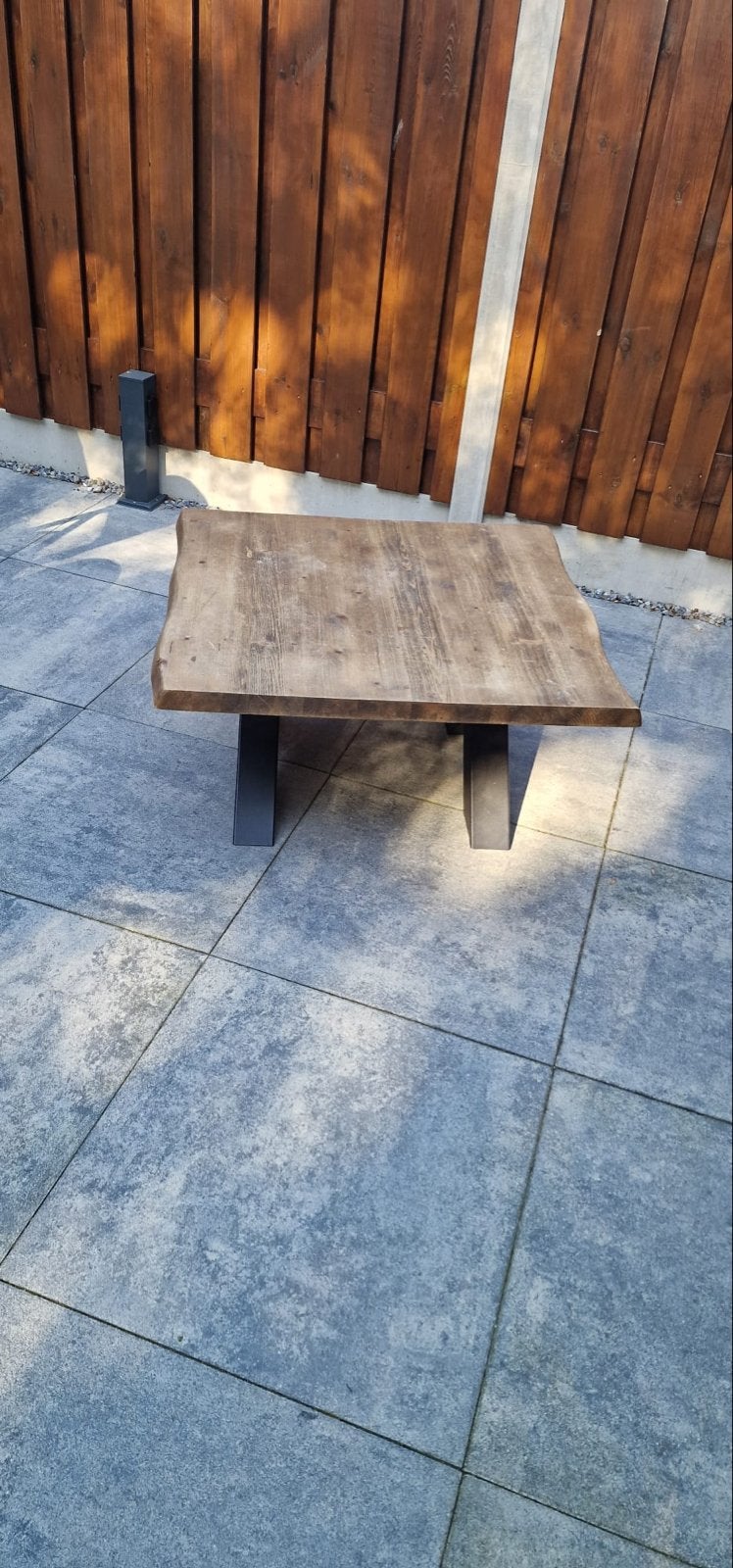 Robuuste salontafel van eikenhout met metalen onderstel, Huis en Inrichting, Ophalen, Gebruikt, 50 tot 100 cm, 50 tot 100 cm