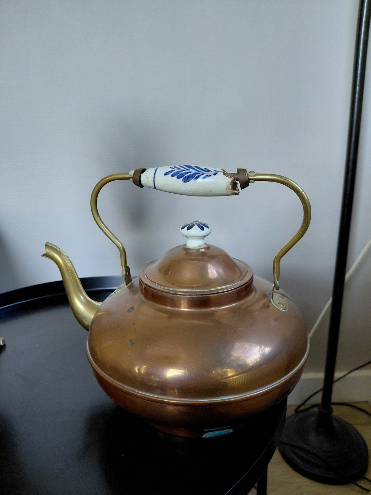 Antieke koperen theepot met Delfts blauw handvat, Ophalen of Verzenden
