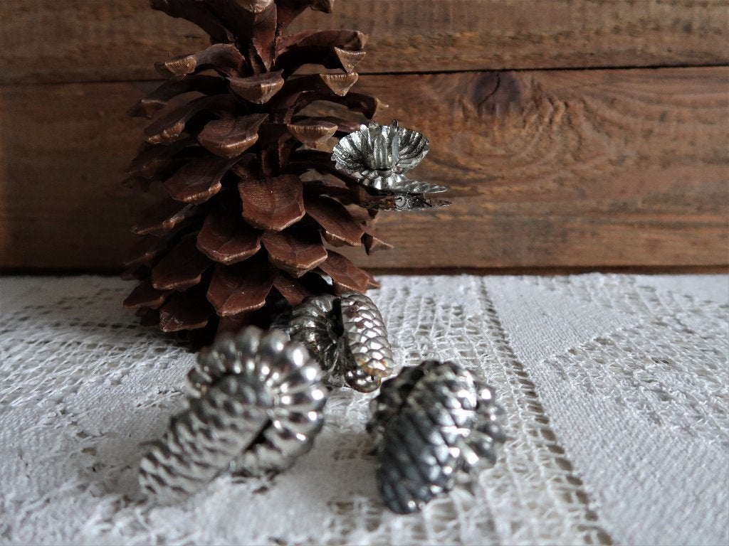 Set reuze dennenappel + 4 kaarsjes + 4 oude knijpers kerst, Ophalen of Verzenden, Gebruikt