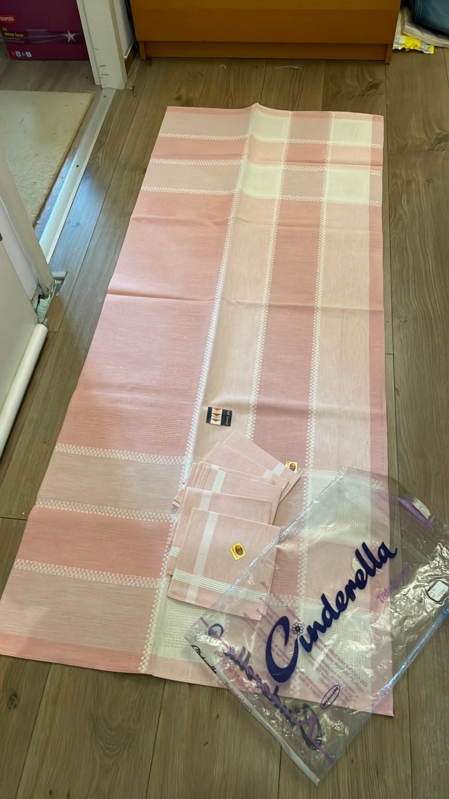 Tafelkleed cinderella 160/130 6 servetten nieiw, Ophalen of Verzenden, Zo goed als nieuw, Rechthoek