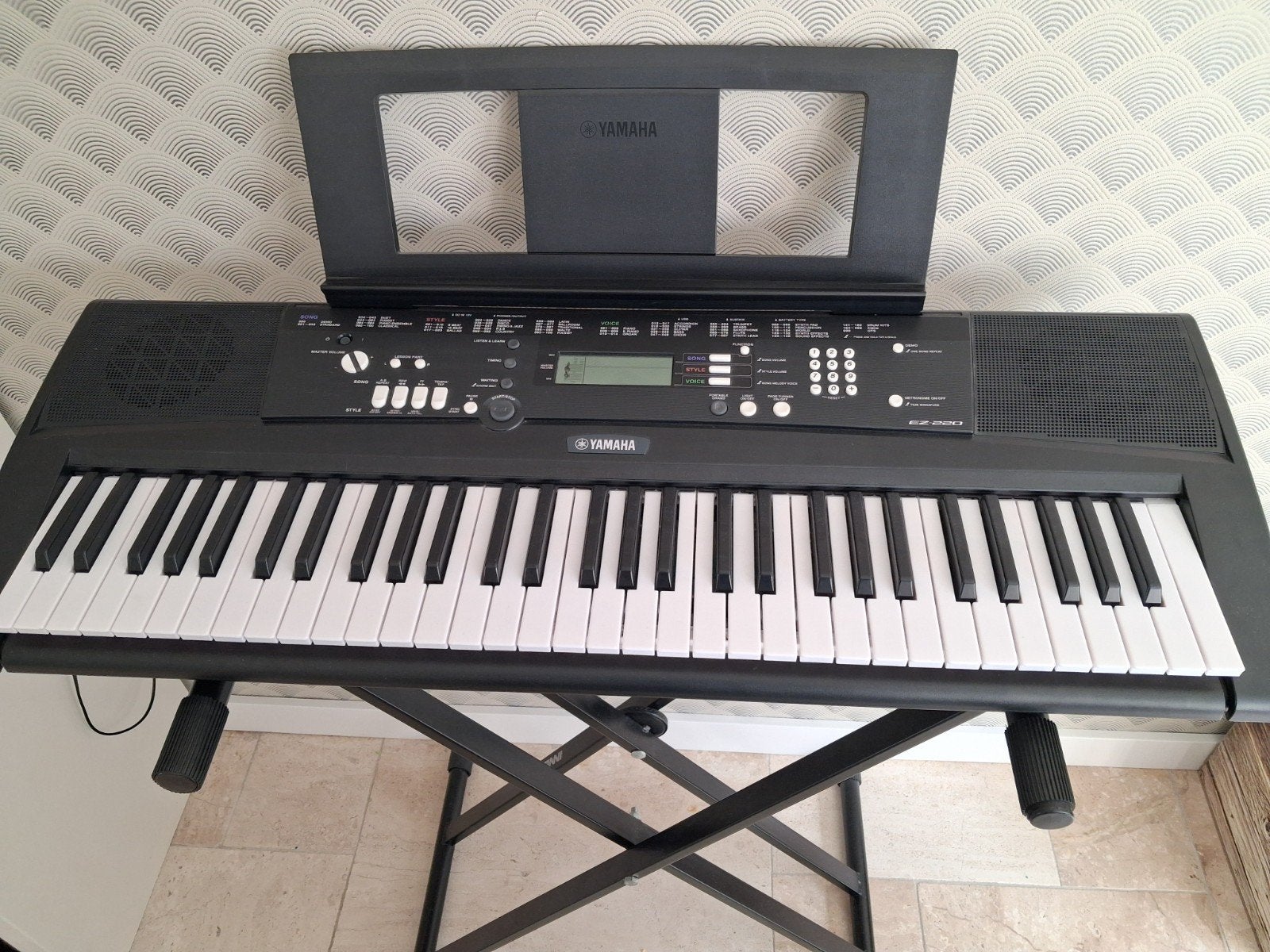 Yamaha EZ-220 Keyboard met standaard en bladmuziek, Muziek en Instrumenten, Keyboards, Ophalen, 61 toetsen, Yamaha, Met standaard