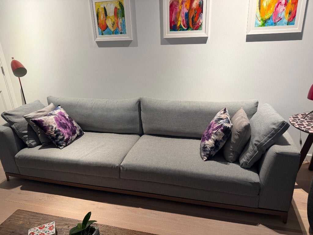 Design bank Clami – lichtgrijs – Braziliaans design, Huis en Inrichting, Ophalen, 250 tot 300 cm, 75 tot 100 cm, Zo goed als nieuw