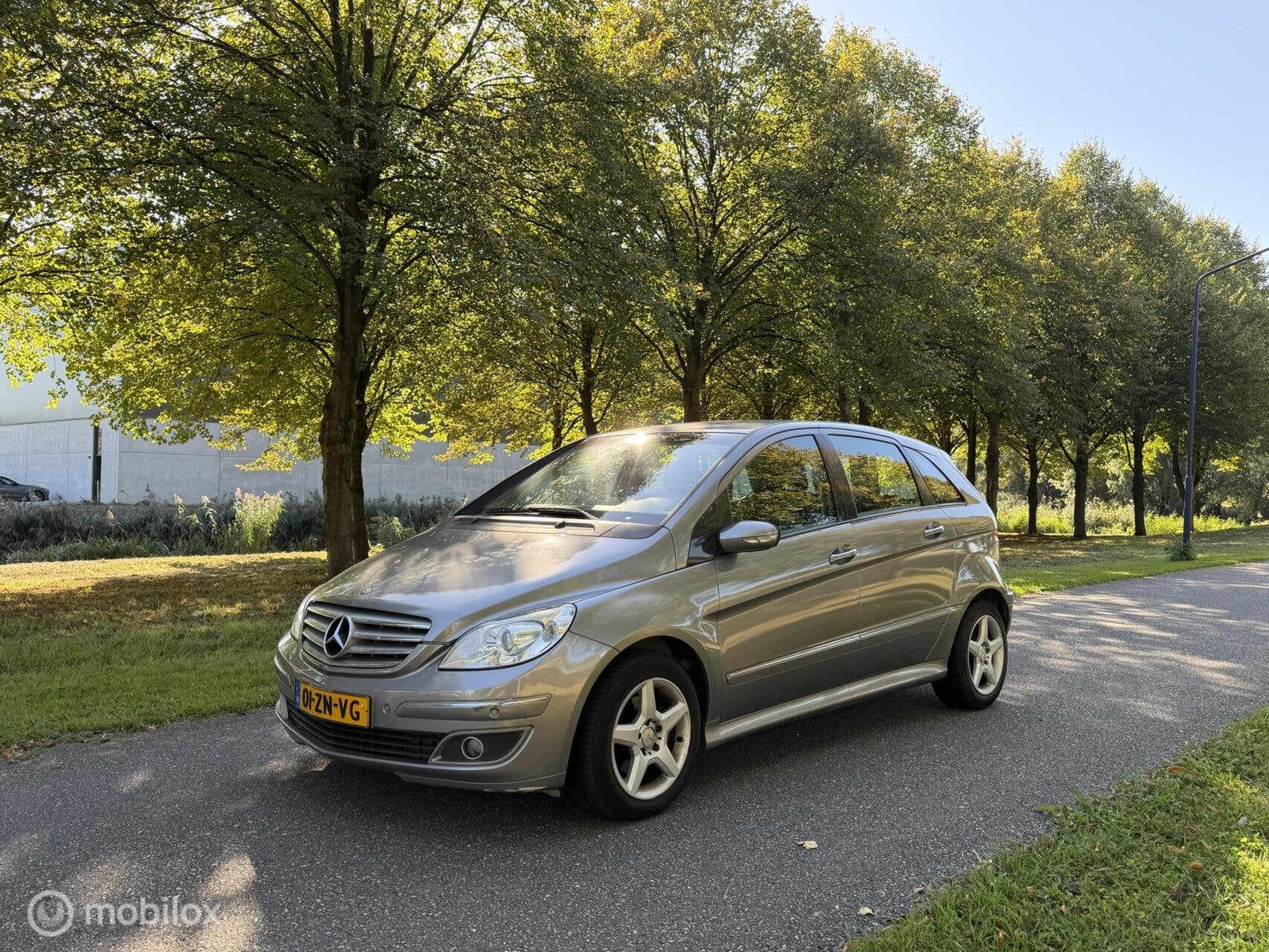 Mercedes B-klasse 200*AUTOMAAT*PARKEERSENSOREN*NAVIGATIE, Auto's, Gebruikt, Beige, 4 cilinders, 1290 kg