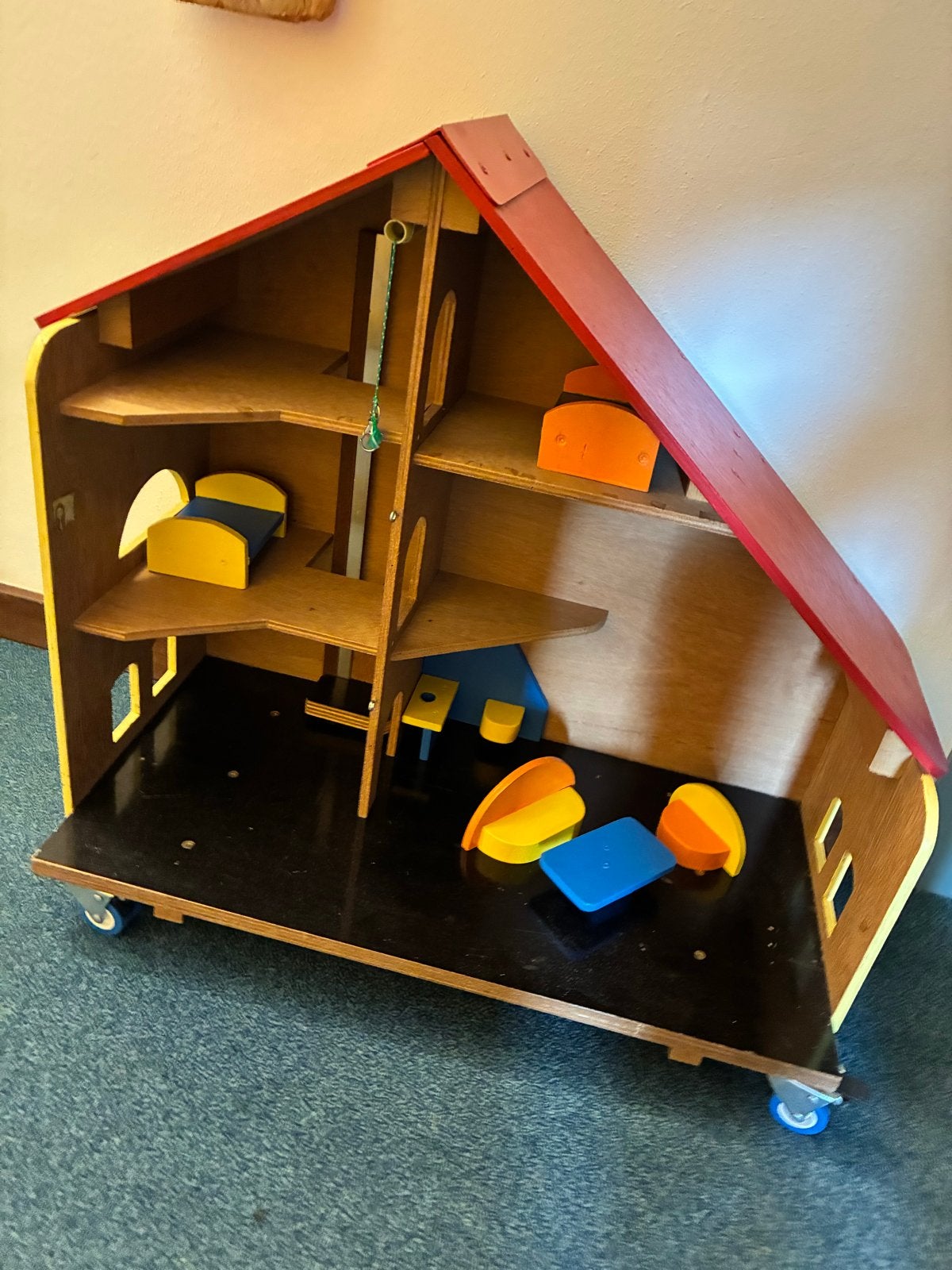 Poppenhuis met Meubels ,Wieltjes en Lift., Ophalen, Gebruikt, Poppenhuis