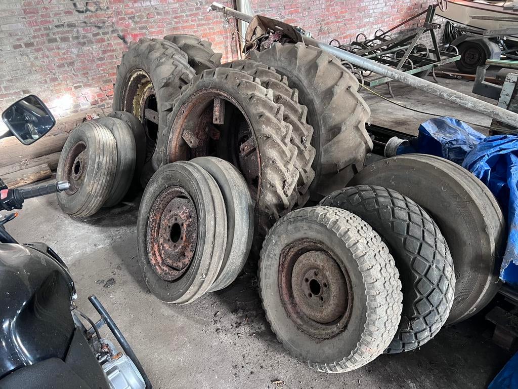 Partij trekker en auto velgen met band., Ophalen