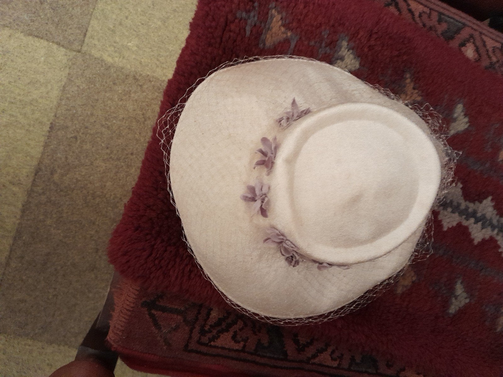 Elegante witte hoed met paarse bloemen en sluier, Hoed, One size fits all, Ophalen of Verzenden, Onbekend