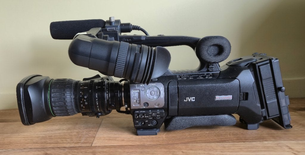 JVC GY-HM790E schoudercamera met lader en 2 accu's, Ophalen, Gebruikt, Video