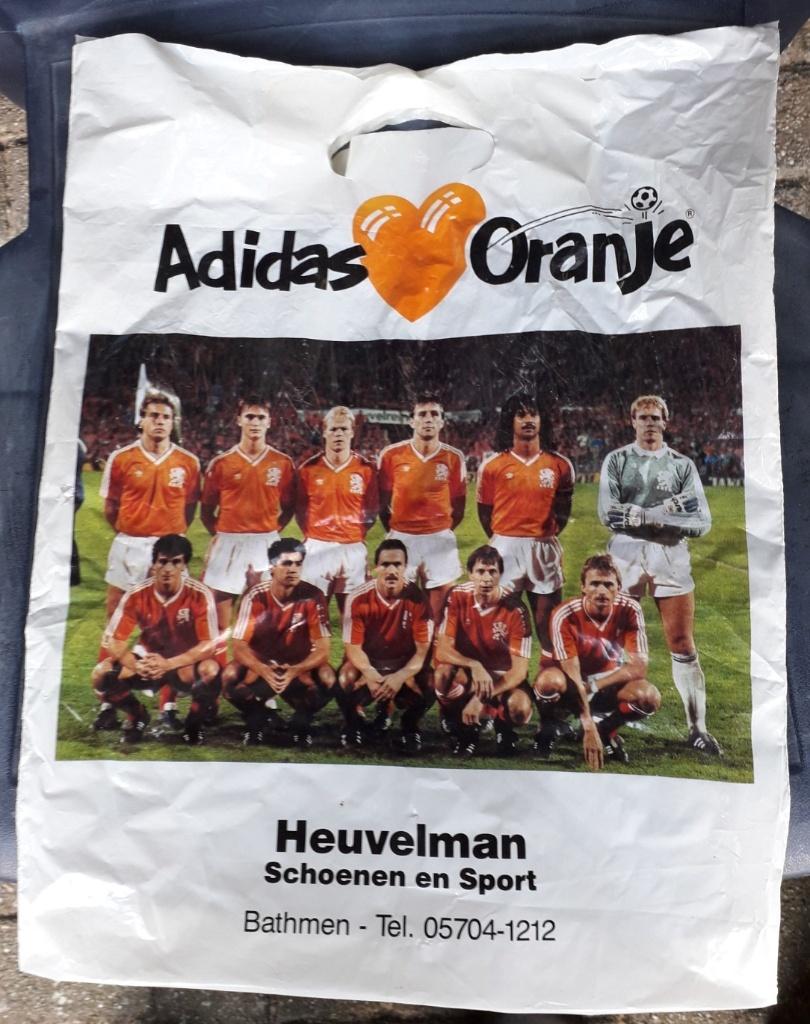 Hele oude plastic tas Adidas met oranje elftal, Ophalen of Verzenden, Gebruikt, Overige binnenlandse clubs, Overige typen