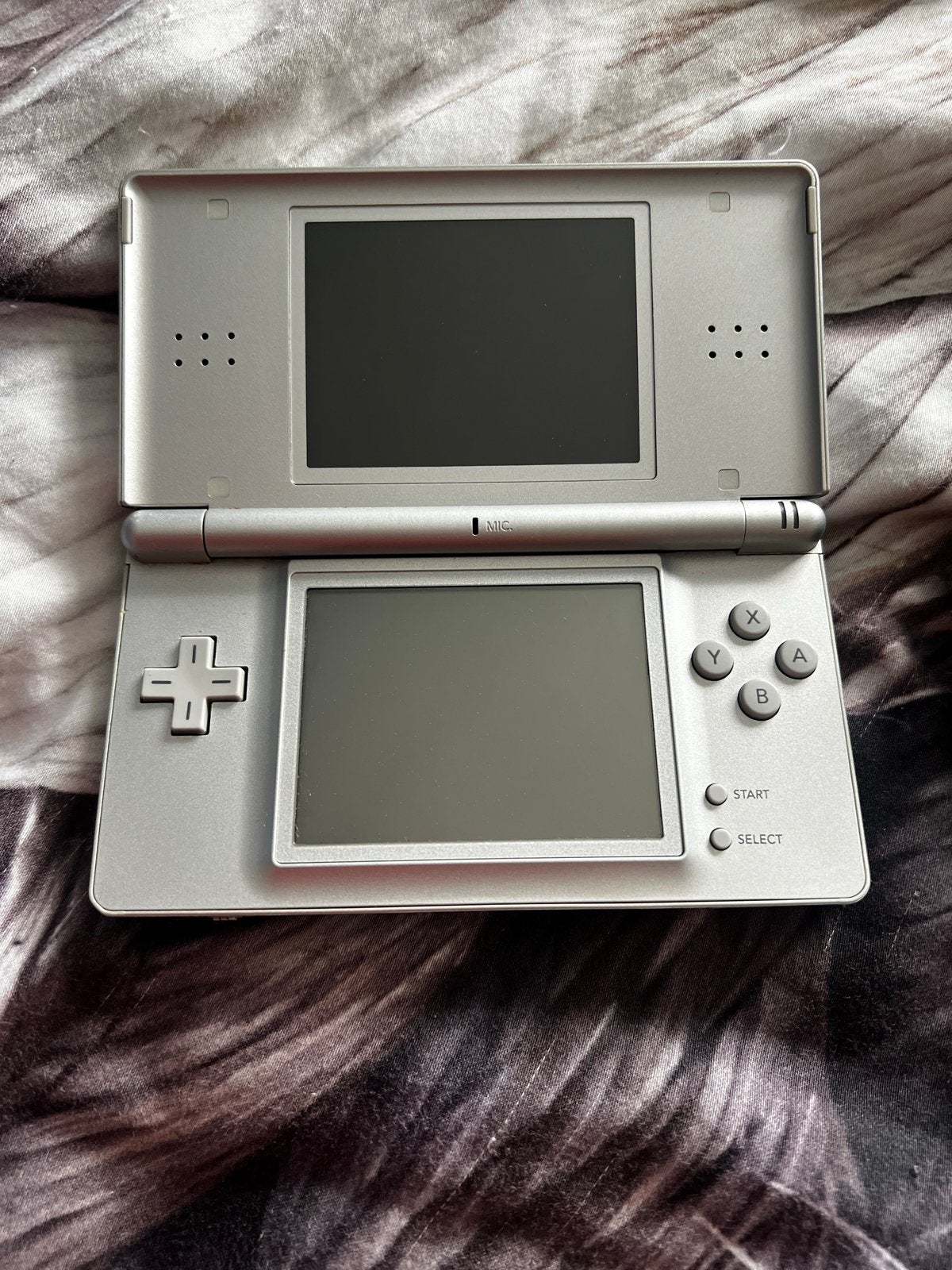 Nds lite grijs met kleine streep op scherm, werkt goed, Spelcomputers en Games, Overige kleuren, Ophalen of Verzenden, DS Lite