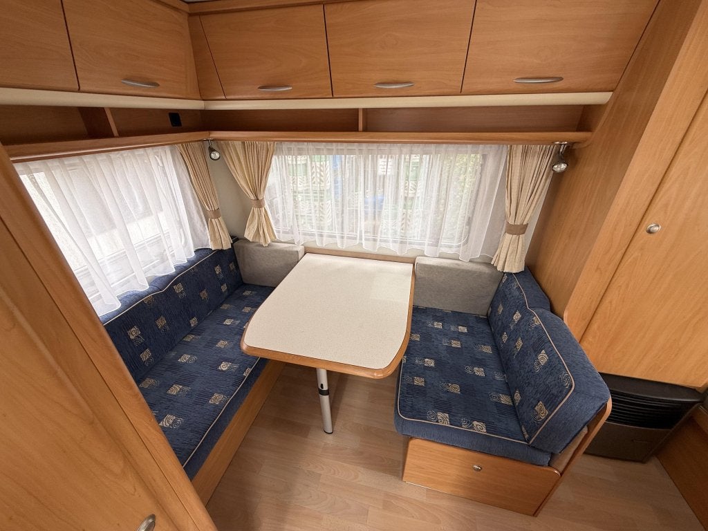 Chateau Caratt 390 + voortent, Chateau, Bedrijf, Treinzit, Dwarsbed