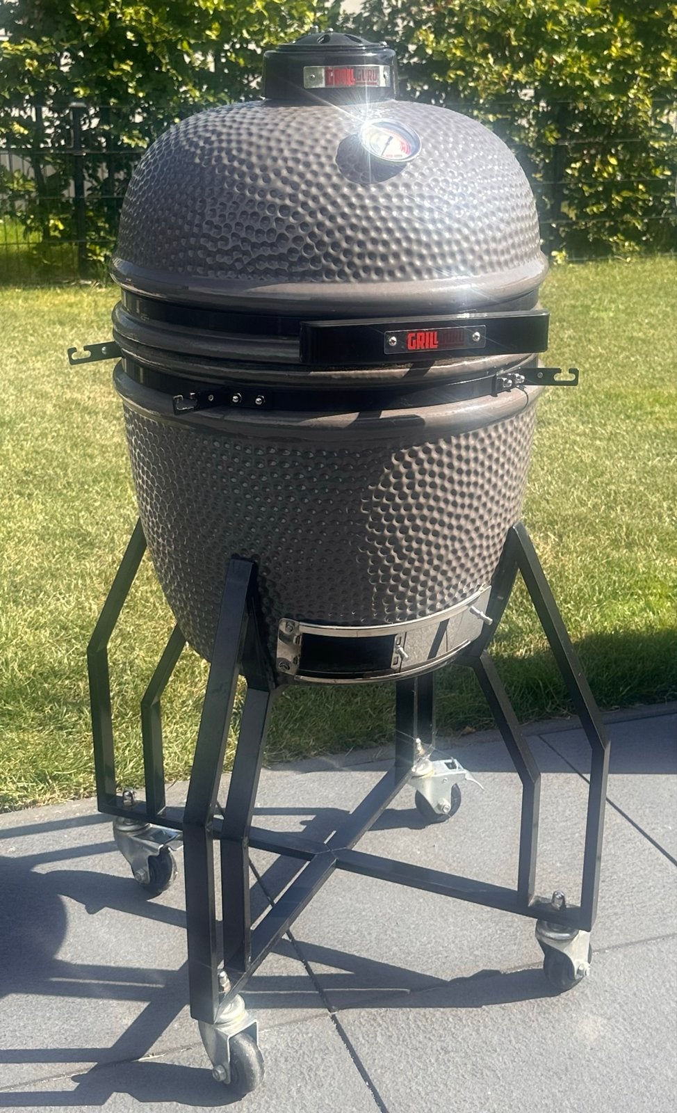 Grill Guru Medium 1 jaar Incl. hoes + gietijzer + deflector, Ophalen, Zo goed als nieuw