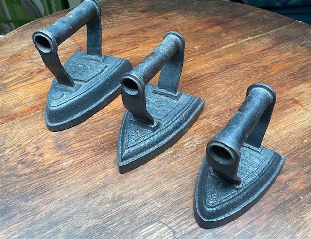 3 oude ijzeren strijkijzers, Antiek en Kunst, Curiosa en Brocante, Ophalen of Verzenden