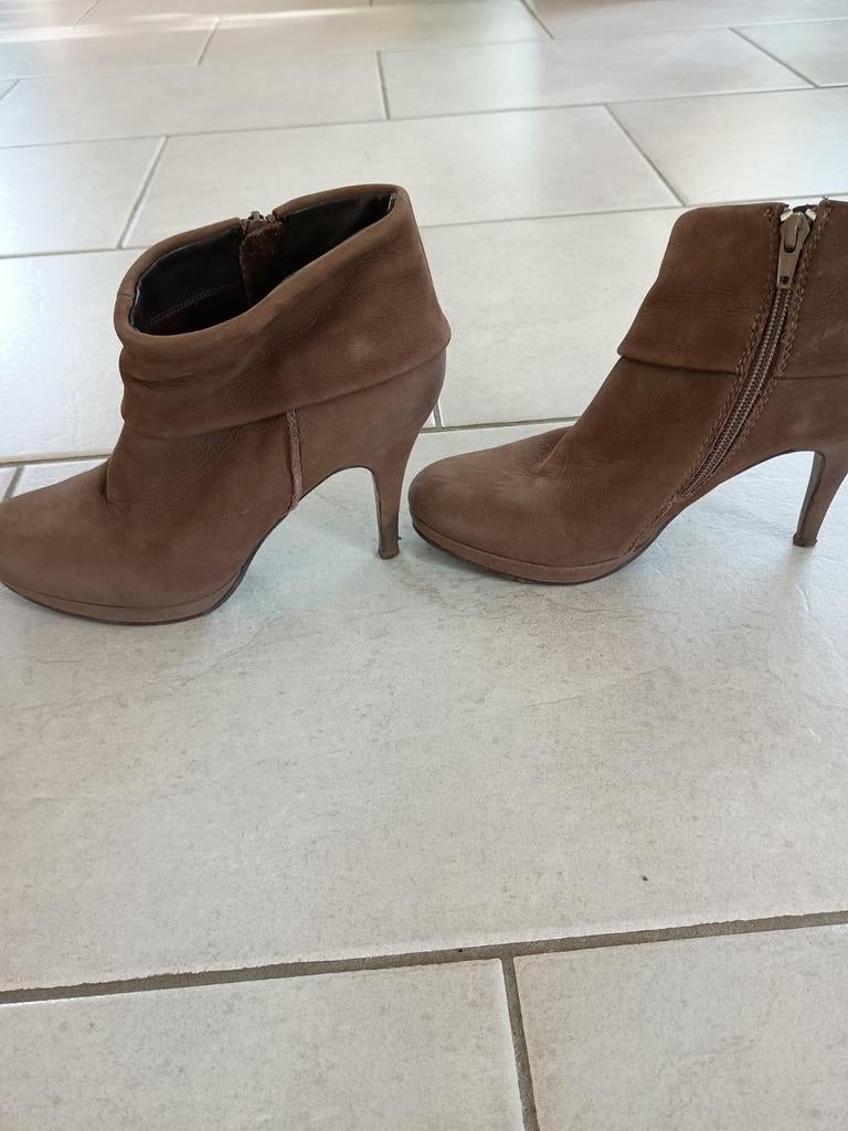 Cellini enkellaarsjes beige suède maat 39, Beige, Ophalen of Verzenden, Gedragen, Lage of Enkellaarzen