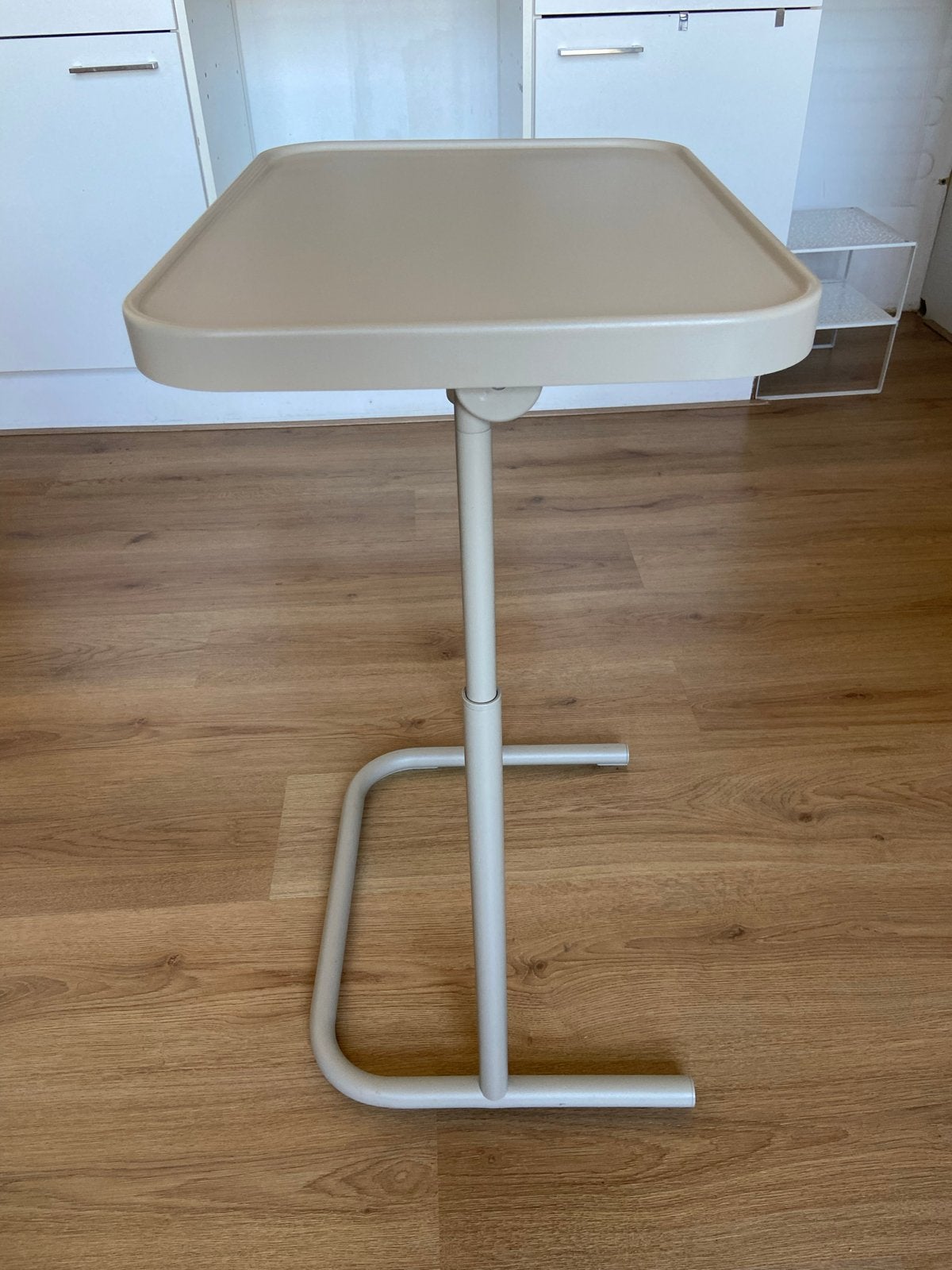 IKEA BJÖRKÅSEN Laptopstand beige, Ophalen, Zo goed als nieuw, In hoogte verstelbaar