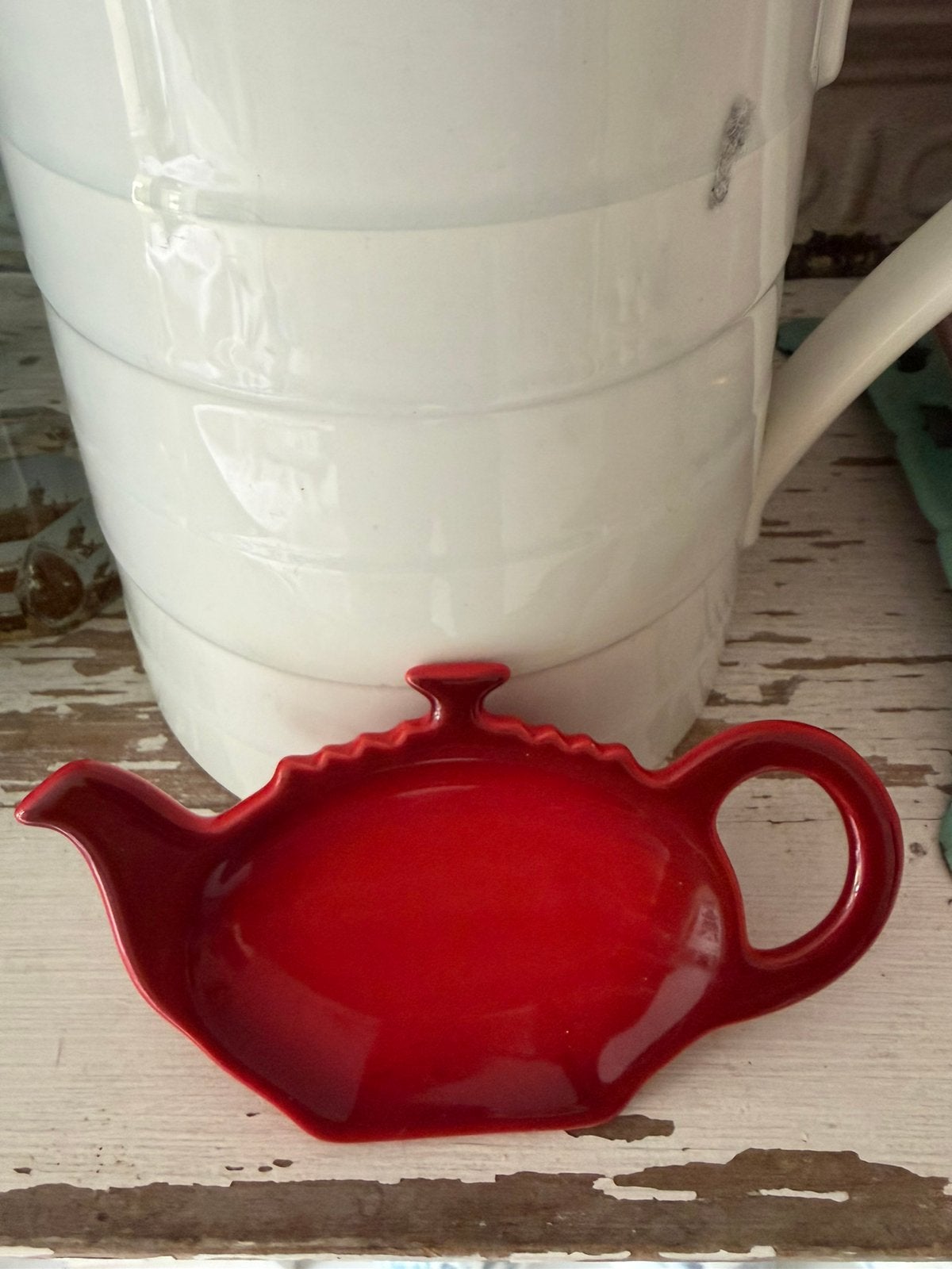 Theezakjeshouder van Le Creuset theepot vorm rood, Ophalen of Verzenden, Nieuw, Overige stijlen, Schaal of Schalen