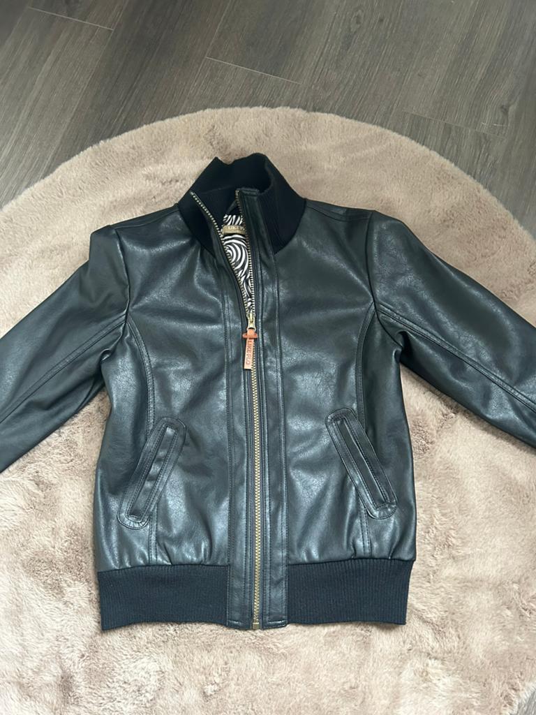 Zwart jasje maat 152 merk like flo young, Kinderen en Baby's, Kinderkleding | Maat 152, Ophalen of Verzenden, Zo goed als nieuw