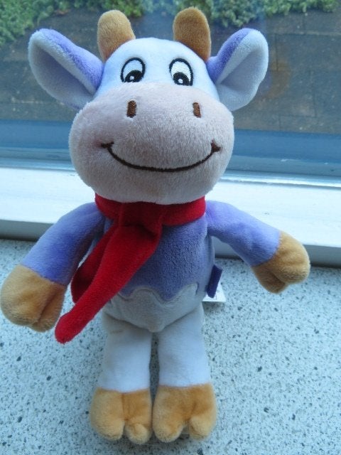 Koe koetje paars wit velours met rode sjaal van Milka, Kinderen en Baby's, Ophalen of Verzenden, Zo goed als nieuw, Koe, Met label