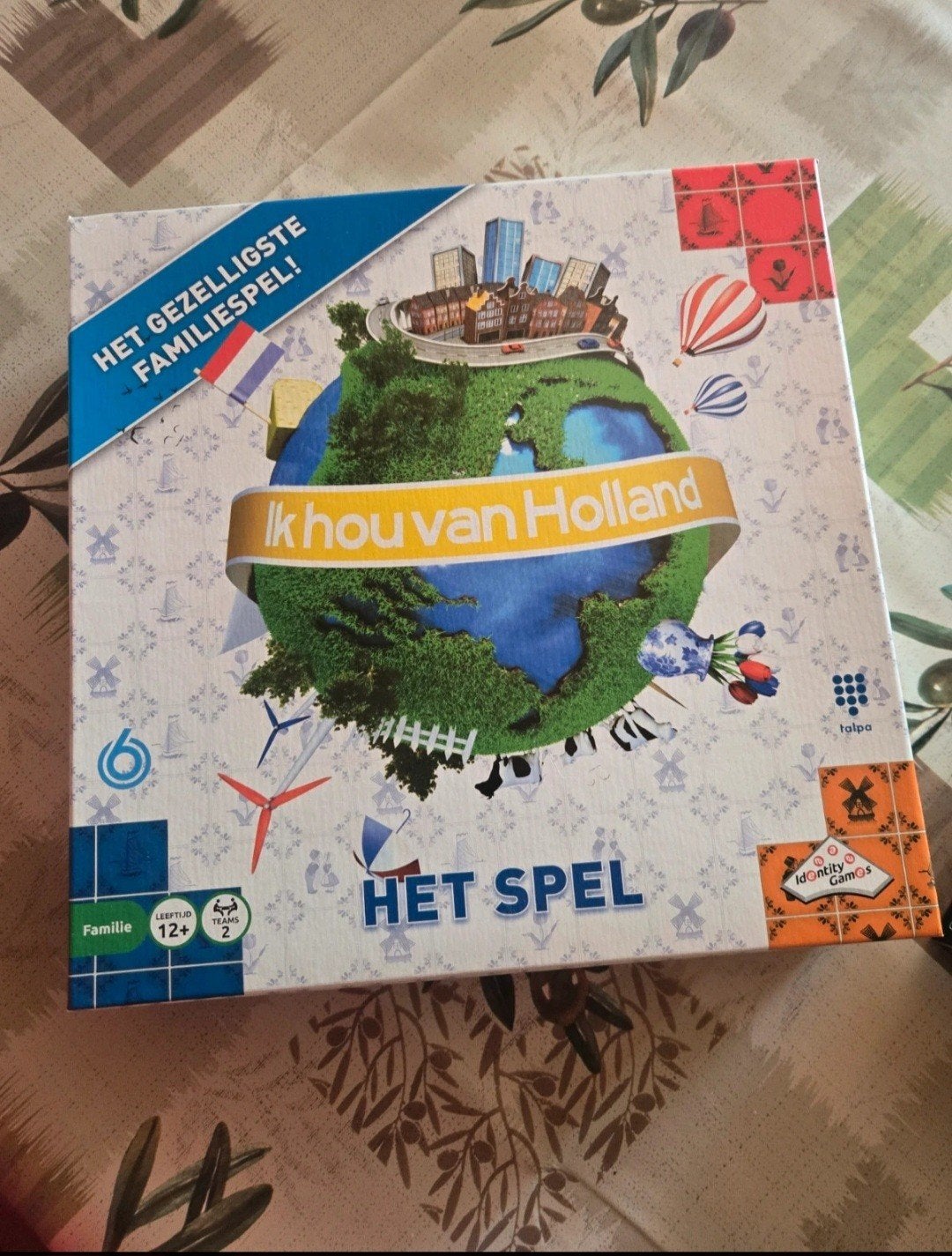 Ik hou van Holland Het Spel - Gezellig familiespel!, Vijf spelers of meer, Ophalen of Verzenden, Zo goed als nieuw, Identity Games