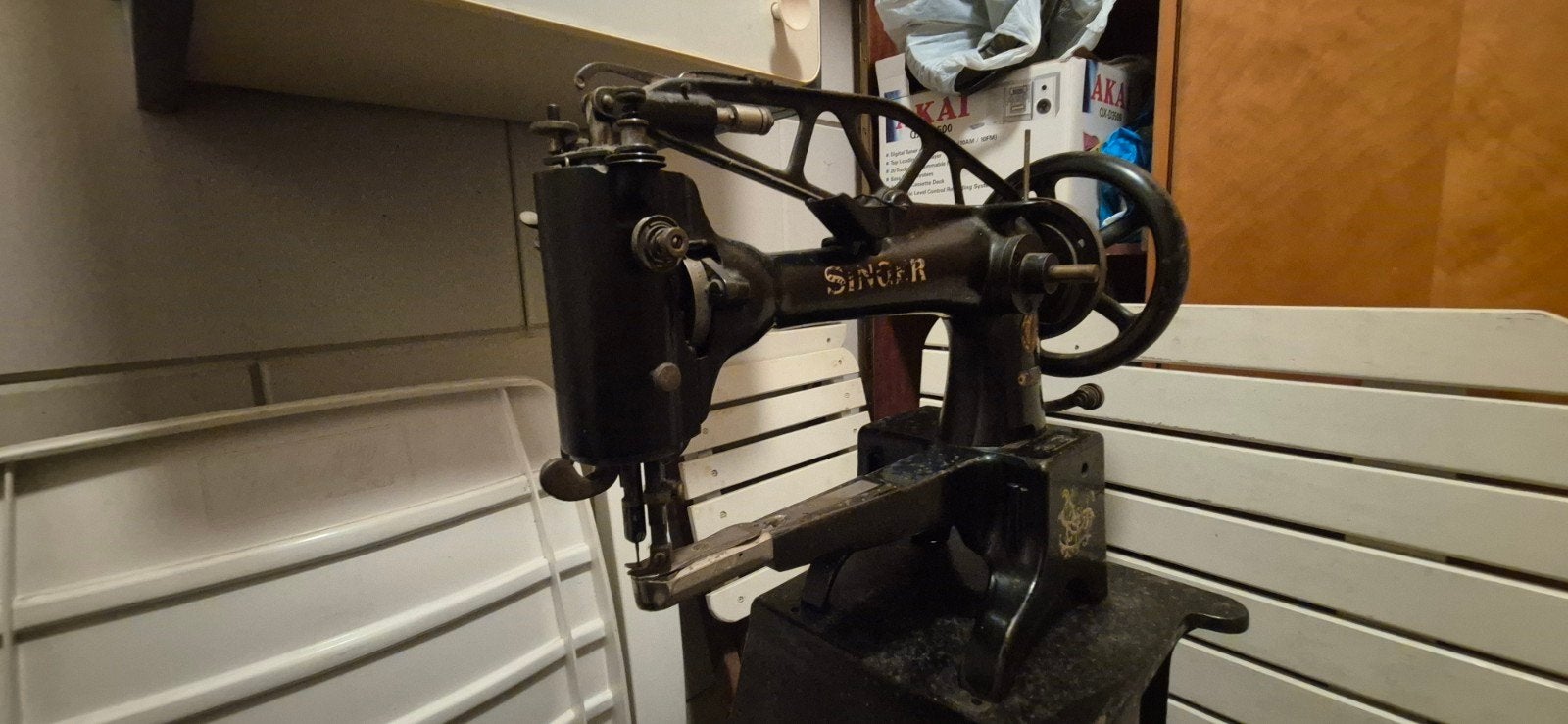 Antieke Singer 29K58 leernaaimachine (1937) met onderstel, Ophalen