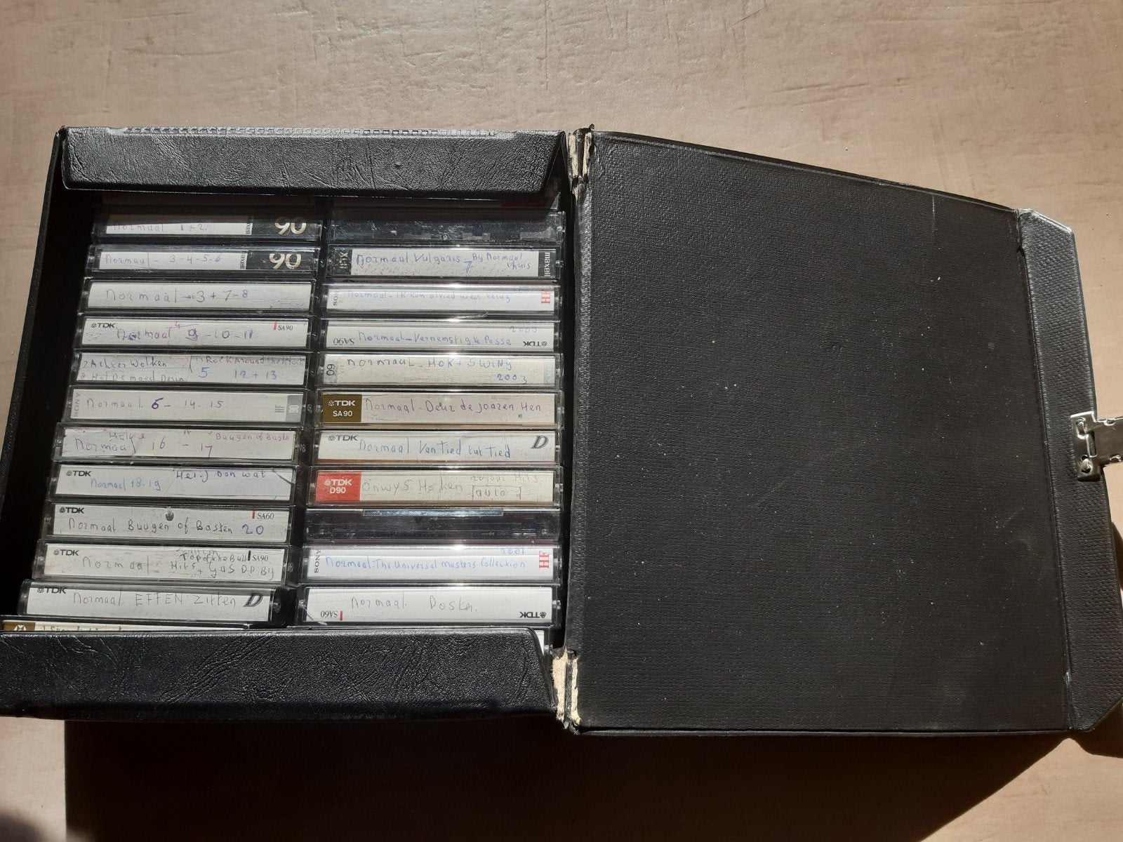 Cassettebandjes met opbergkoffer -NORMAAL, Cd's en Dvd's, Gebruikt, Ophalen of Verzenden, Met bewaardoos, rek of koffer, Toebehoren