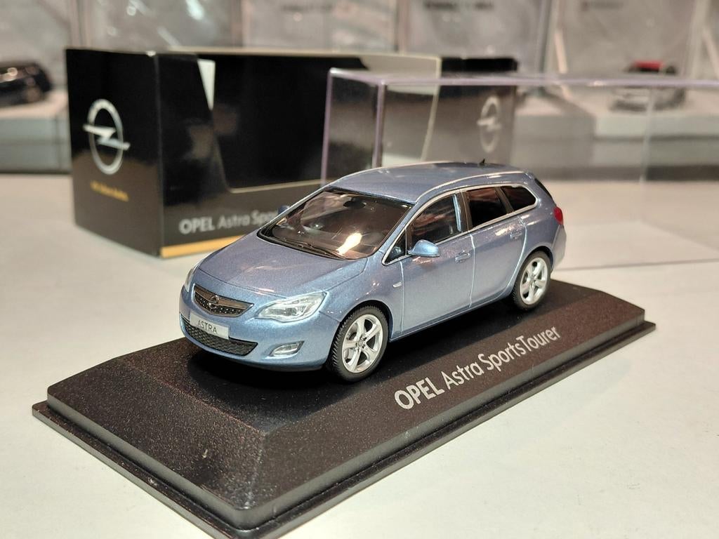 Opel Astra Sportstourer 2010-2015 Frescoblau 1/43 Minichamps, Ophalen of Verzenden, Zo goed als nieuw, Auto, MiniChamps