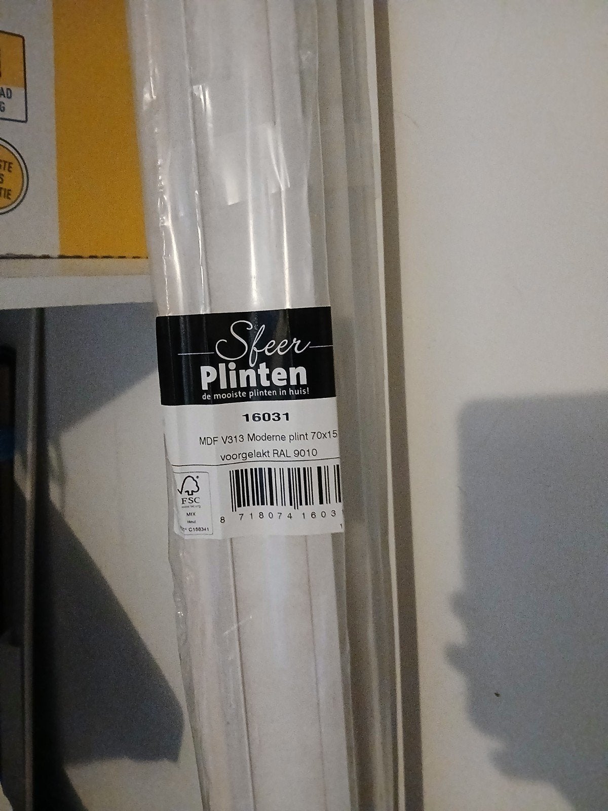 4 MDF V313 Moderne Plinten 70x15 240cm RAL 9010, Ophalen, Nieuw, Mdf, 200 tot 250 cm