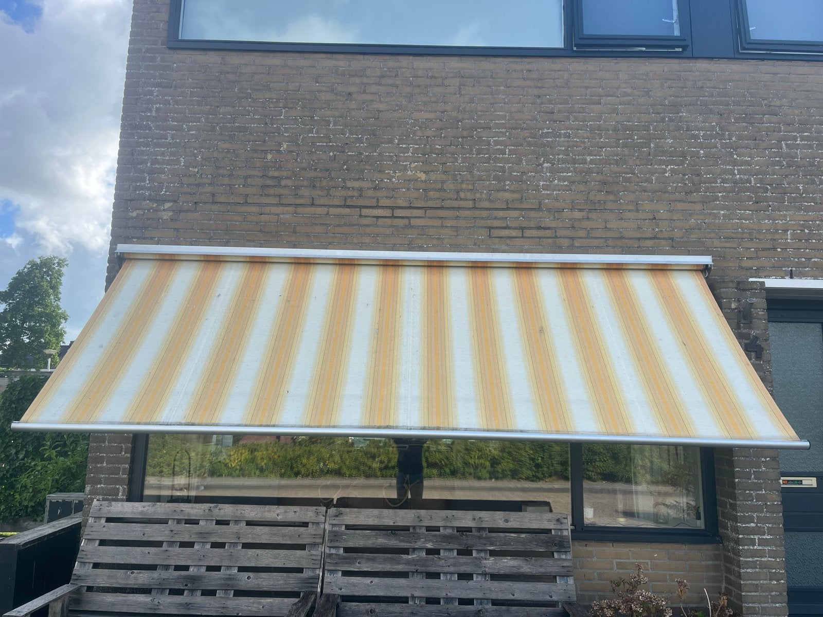 Gebruikt zonnescherm - geel/wit gestreept, Ophalen, Gebruikt, 450 cm of meer, Elektrisch
