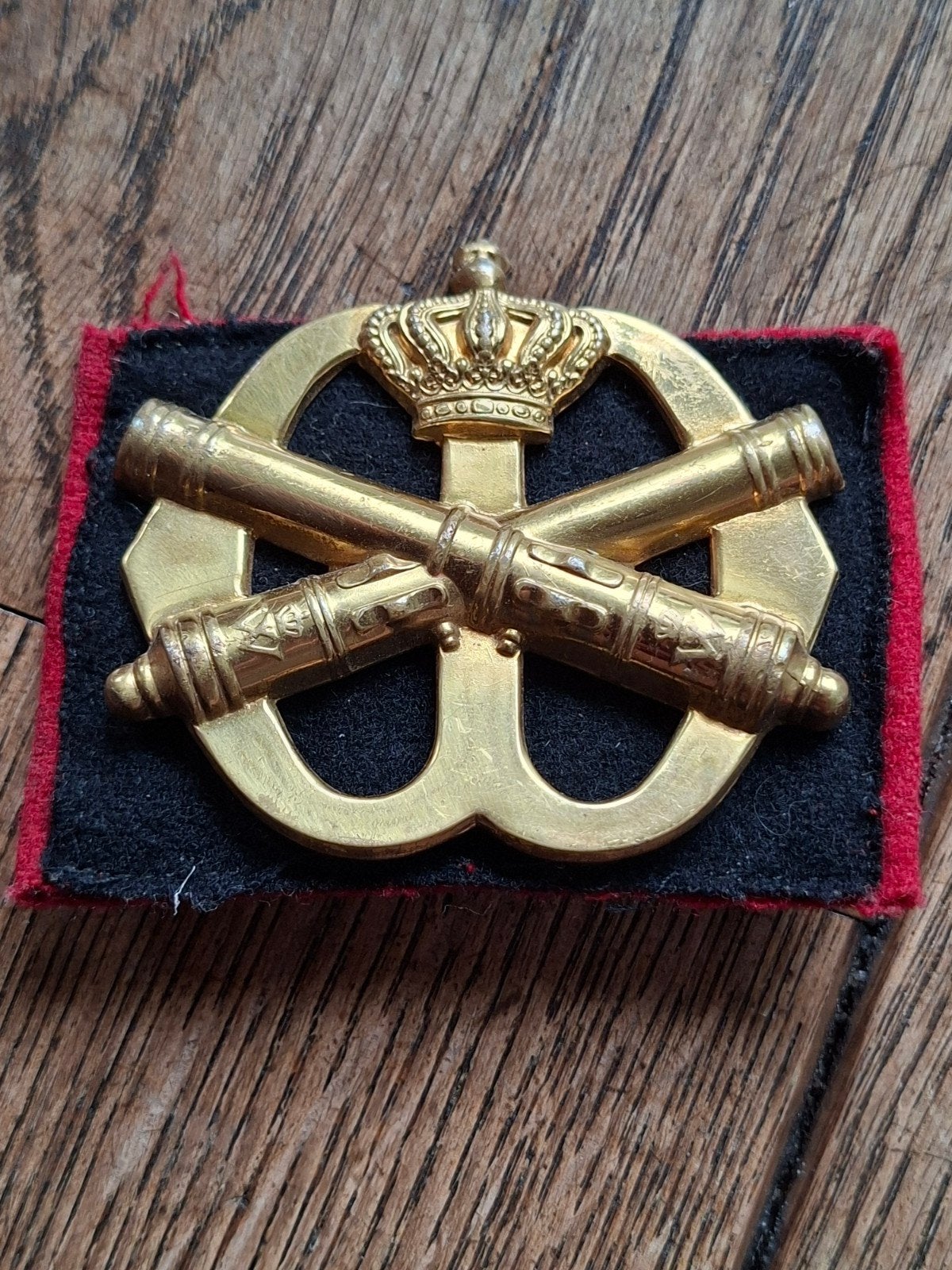 oud baret embleem Artillerie, Ophalen of Verzenden, Landmacht, Nederland, Embleem of Badge