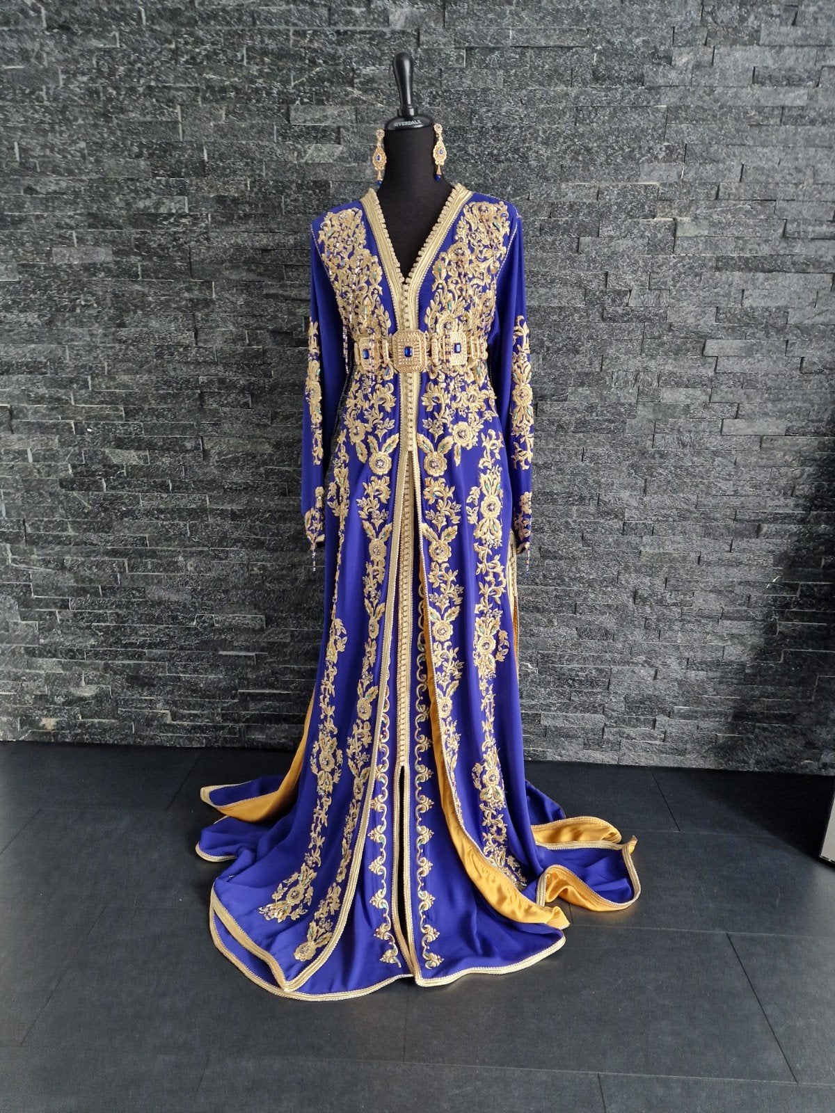 Prachtige koningsblauwe Marokkaanse jurk met goud borduurw, Overige typen, Blauw, Ophalen, Maat 38/40 (M)