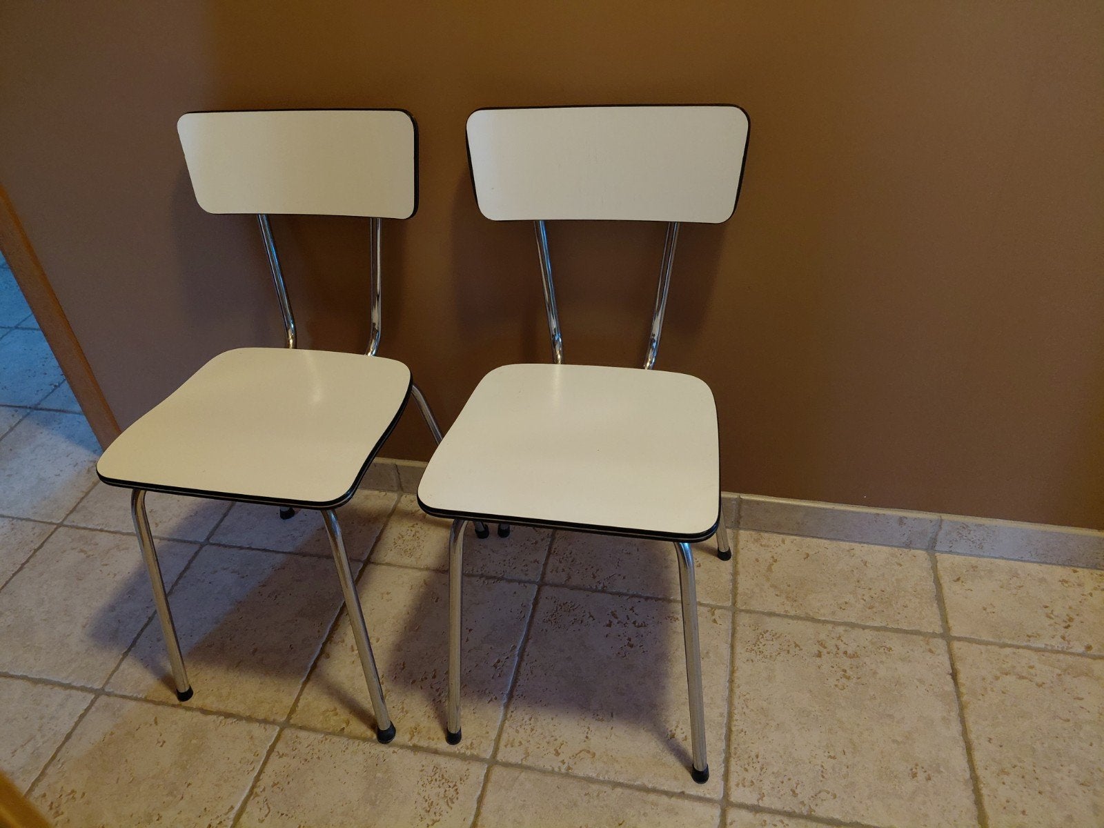 2 vintage formica stoelen, Ophalen, Gebruikt, Wit, Twee