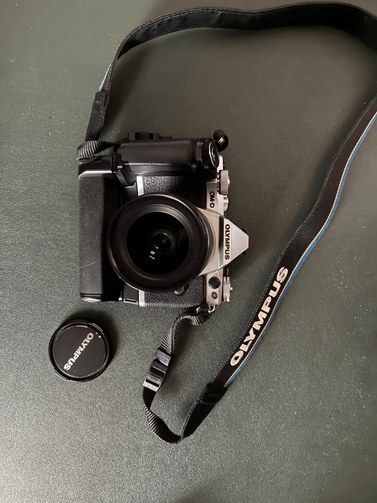Te koop: Olympus D-E-M 5 mark II met twee lenzen, Gebruikt, 16 megapixels, Olympus, Kantelbaar/draaibaar scherm