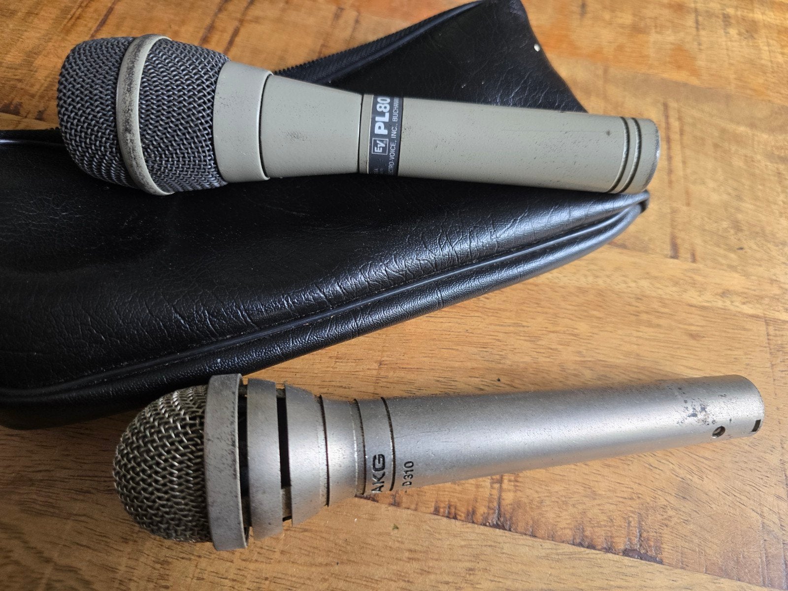 Electro-Voice PL80 (boven) en een AKG D310, Ophalen