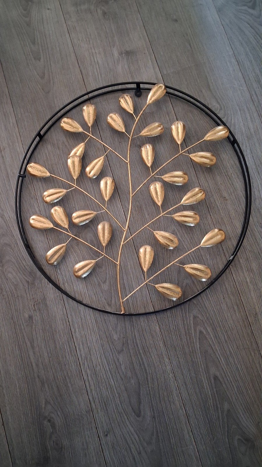 Metalen wanddecoratie goudkleurig bladmotief, Metaal, Wandsculptuur, Ophalen of Verzenden, Met ophangsysteem