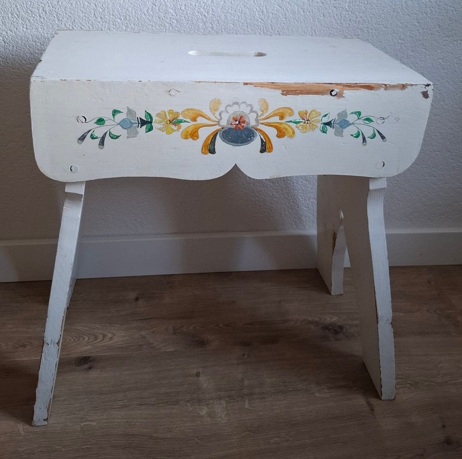 Schattig Zweeds brocante wit krukje of bijzettafeltje, Ophalen