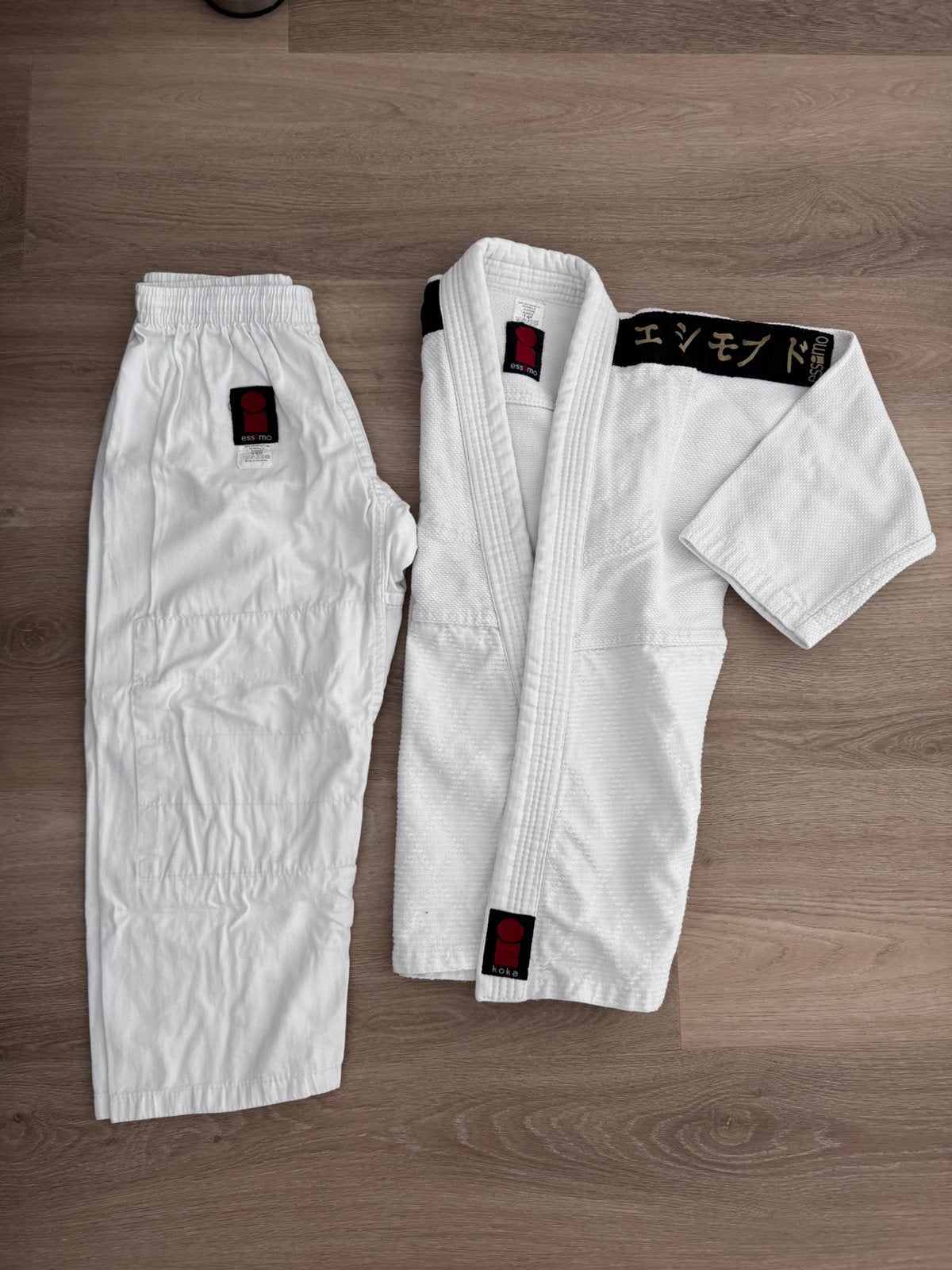 Essimo Judopak Koka maat 140 en witte band, Maat XS of kleiner, Judo, Vechtsportpak, Ophalen of Verzenden