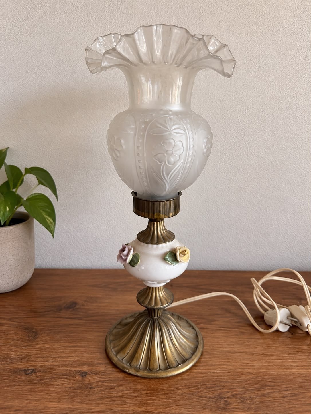 Vintage Tafellamp met Bloemdetails en Matglazen Kap, Ophalen