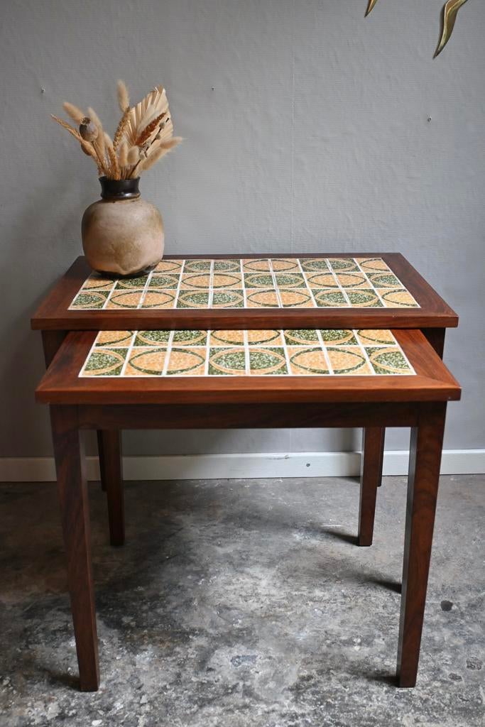 Set van 2 Deens Design Nesttafels Mimiset met Tegeltableau, Antiek en Kunst, Antiek | Meubels | Tafels, Ophalen