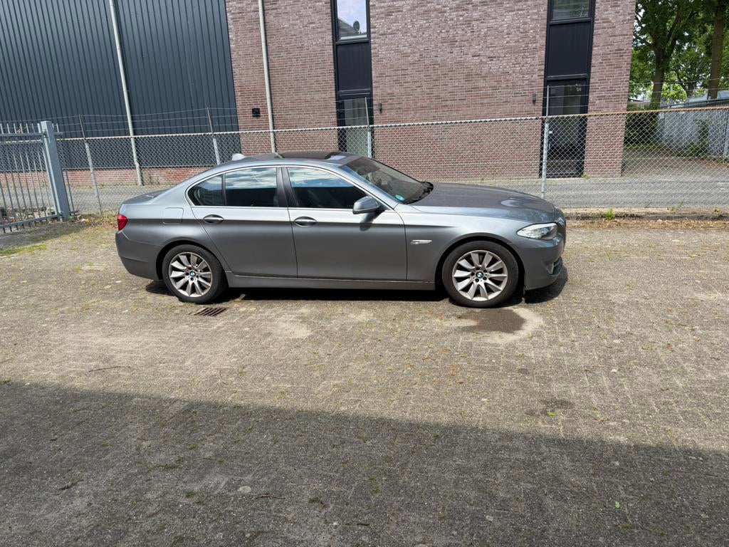 BMW 5-Serie 3.0 535I AUT 2010 Grijs, Auto's, BMW, Automaat, Achterwielaandrijving, Zwart, 1675 kg