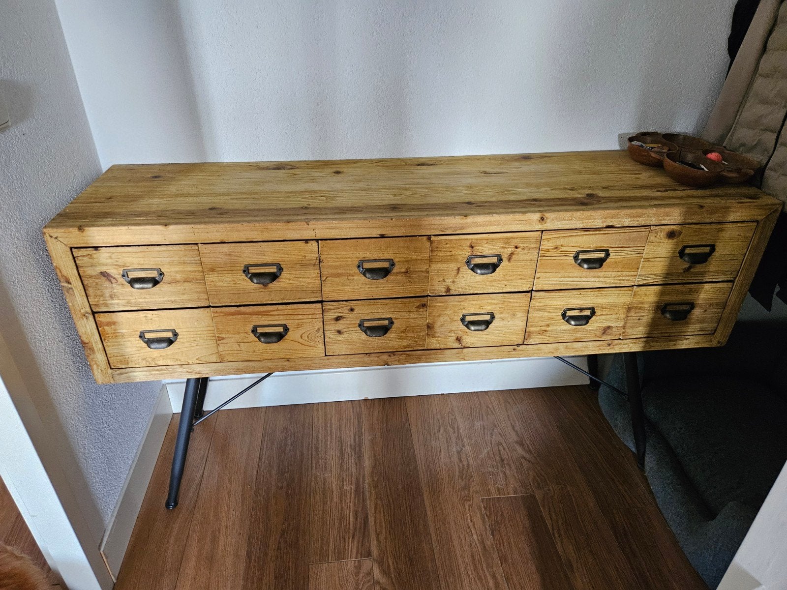 Houten ladekast met 8 laden en metalen poten, Huis en Inrichting, Kasten | Ladekasten, Overige houtsoorten, 100 tot 150 cm, 5 laden of meer