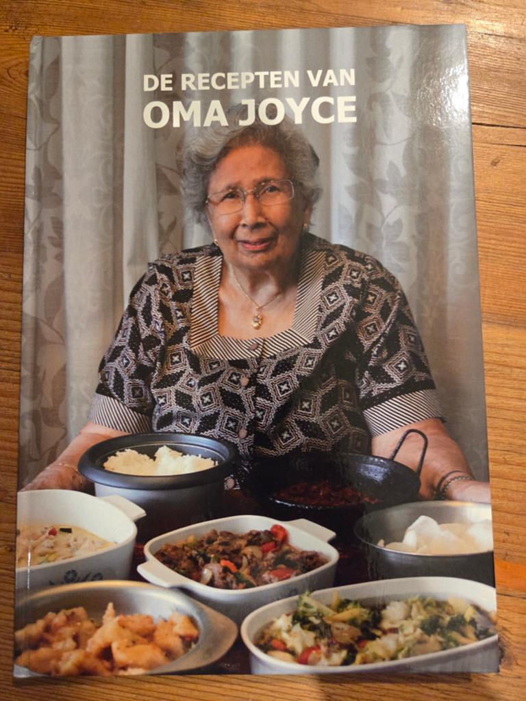 Kookboek De recepten van Oma Joyce - Indische keuken, Boeken, Ophalen of Verzenden, Zo goed als nieuw, Azië en Oosters
