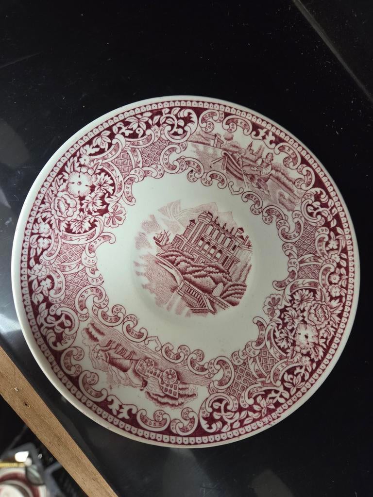 Bord met rood-wit patroon en kasteelafbeelding, Antiek en Kunst, Antiek | Servies los, Ophalen of Verzenden