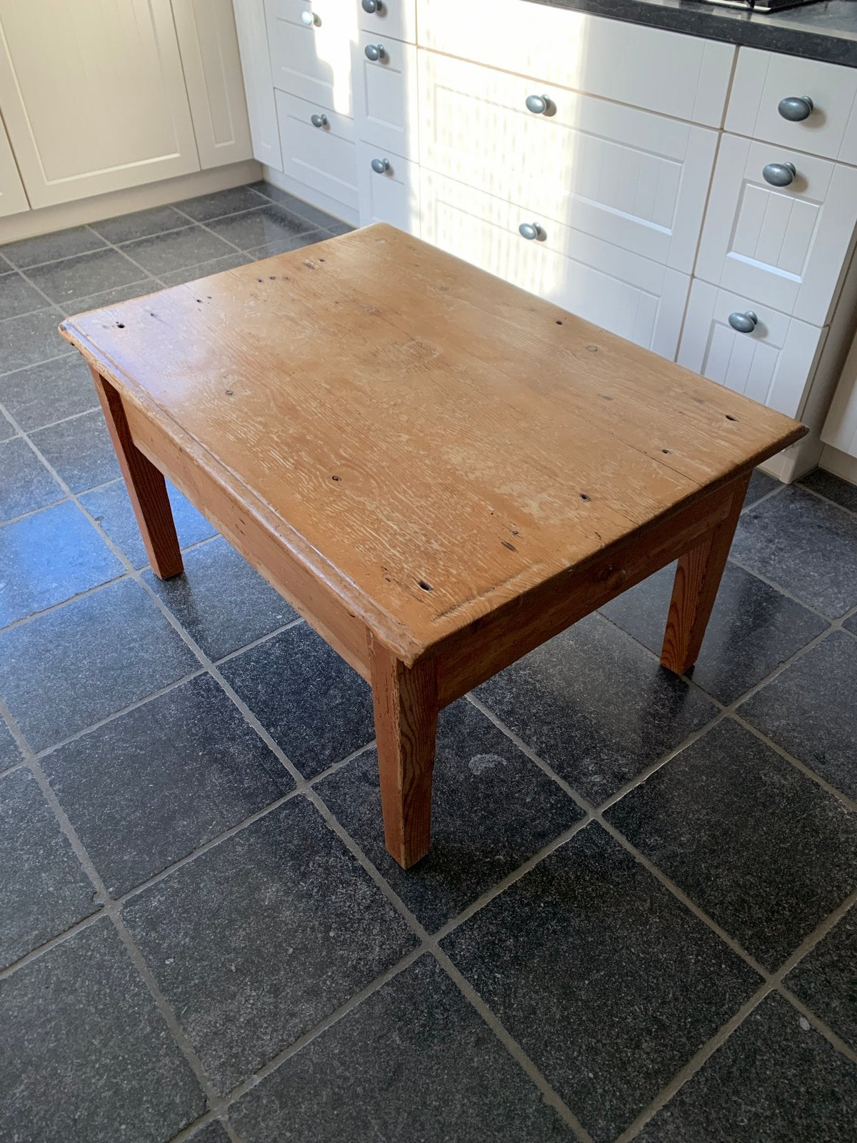 Salontafel van oud grenen met 2 lades, Ophalen