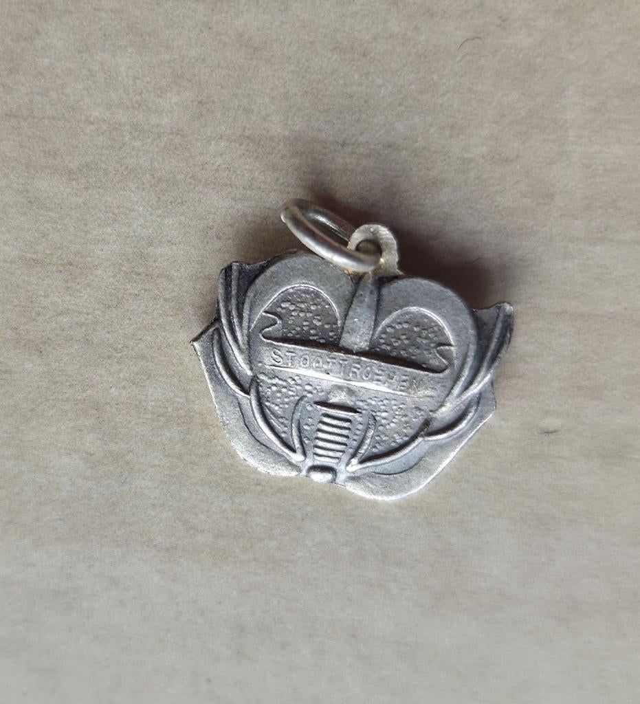 Stoottroepen embleem Bedel ketting hanger hangertje, Verzamelen, Niet vindbaar, Niet vindbaar, Nederland, Embleem of Badge