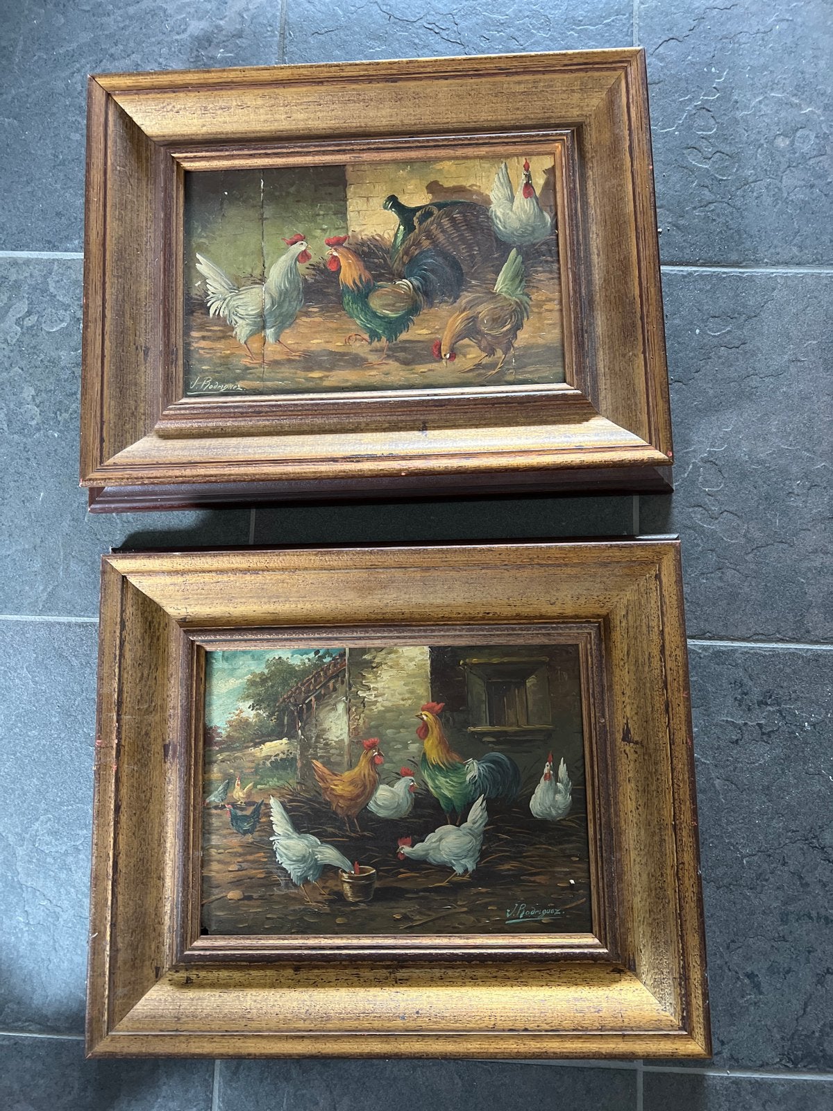 2 Schilderijen van V. Rodriguez - Kippen en Hanen (43x33cm), Doek, Realistisch, Dieren, Ophalen of Verzenden