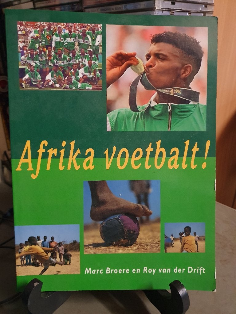 Afrika voetbalt door Marc Broere en Roy van der Drift, Ophalen, Zo goed als nieuw