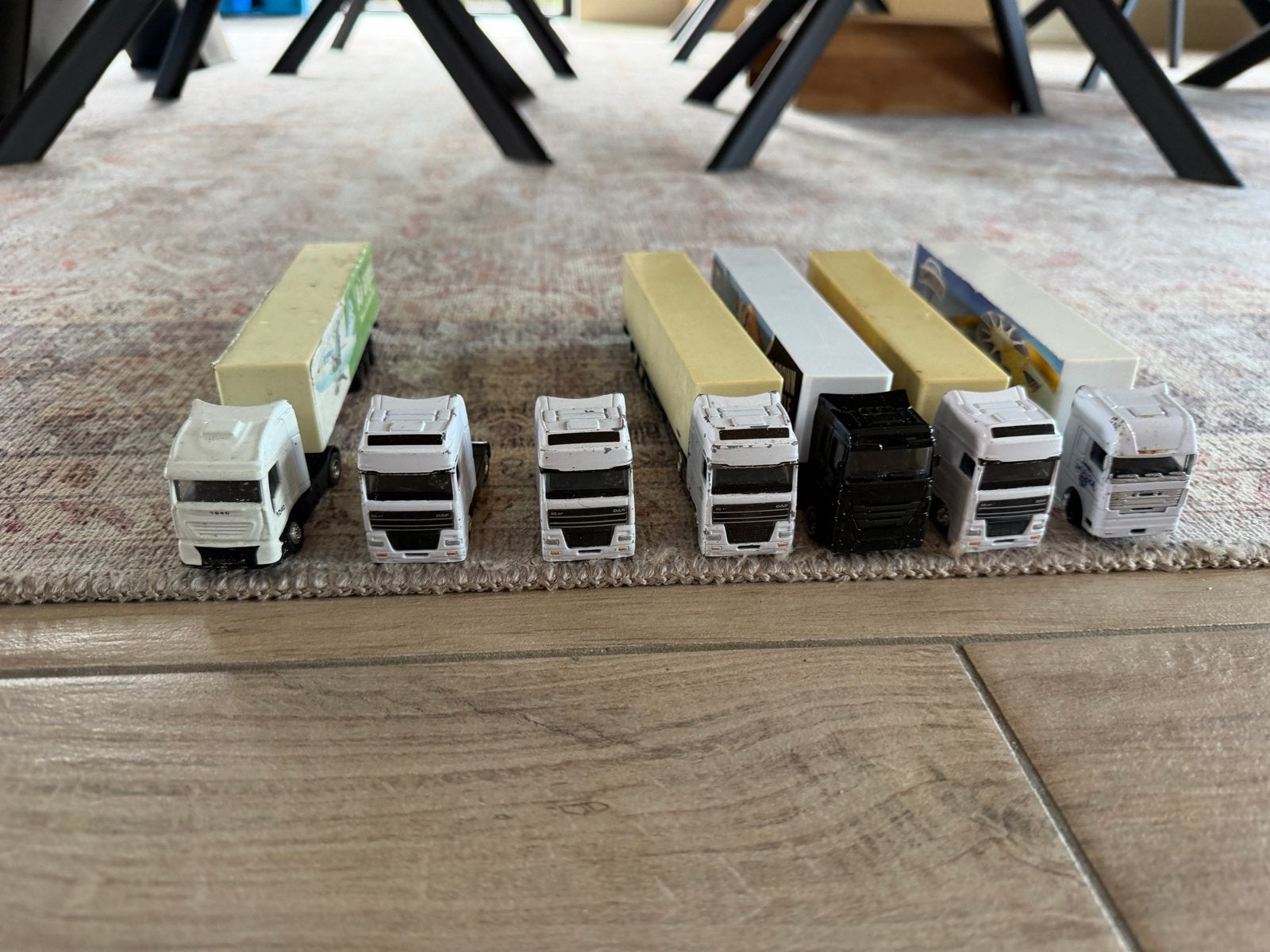Set van 7 miniatuur vrachtwagens met opleggers, Ophalen of Verzenden, Gebruikt