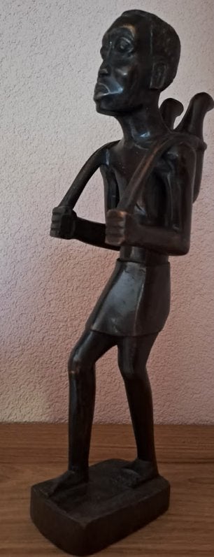 Houten beeld van een man met mand op de rug, Hout, Afrika, Ophalen of Verzenden, 30 cm